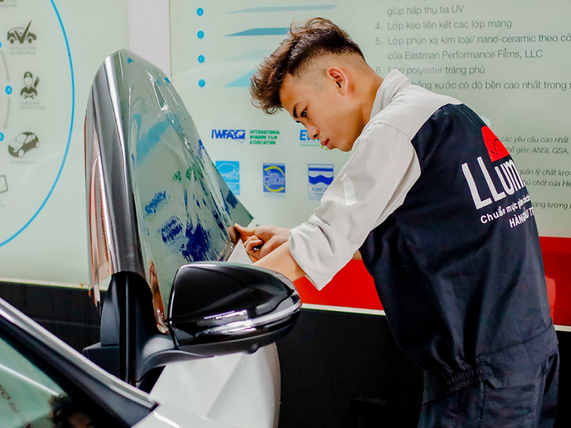 Dịch vụ lắp đặt tấm phim ô tô